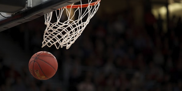 NBA篮球比赛精彩瞬间，球员扣篮高清特写
